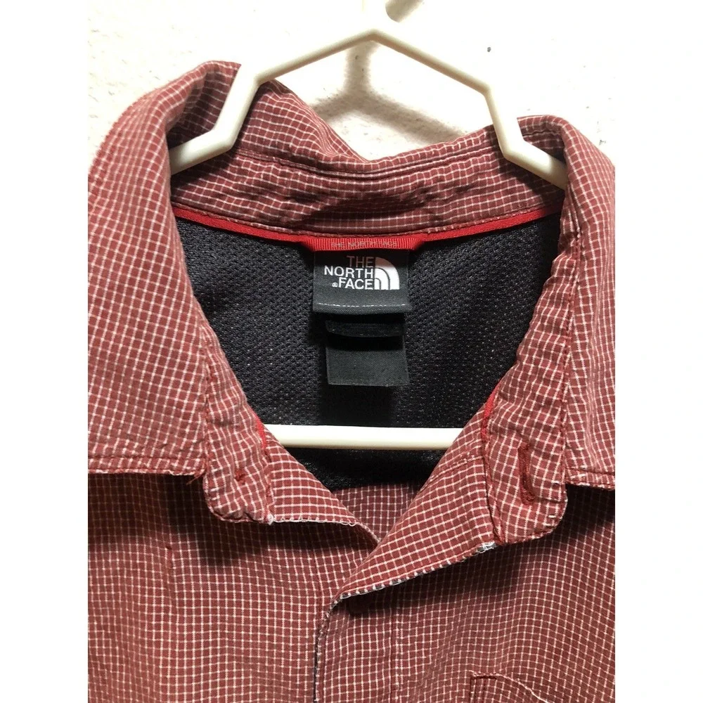 The North Face Men's Auburn-Red- Casual Button shirt Size Large - short Sleeves